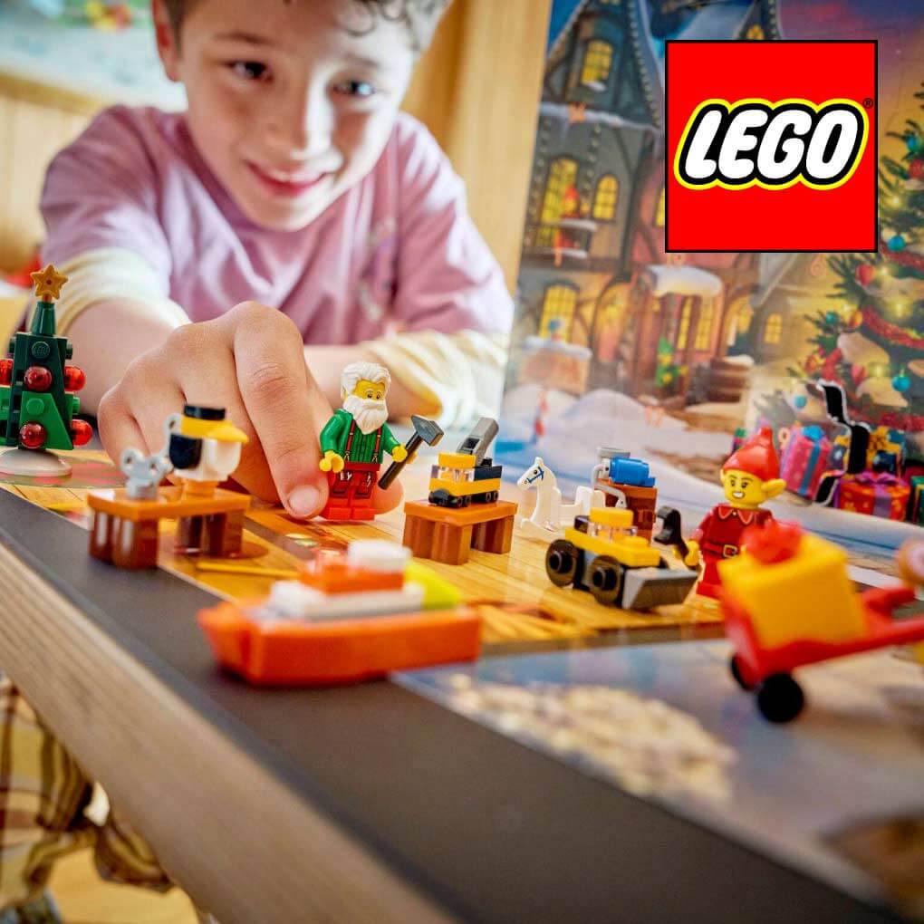 Menino a brincar com LEGO